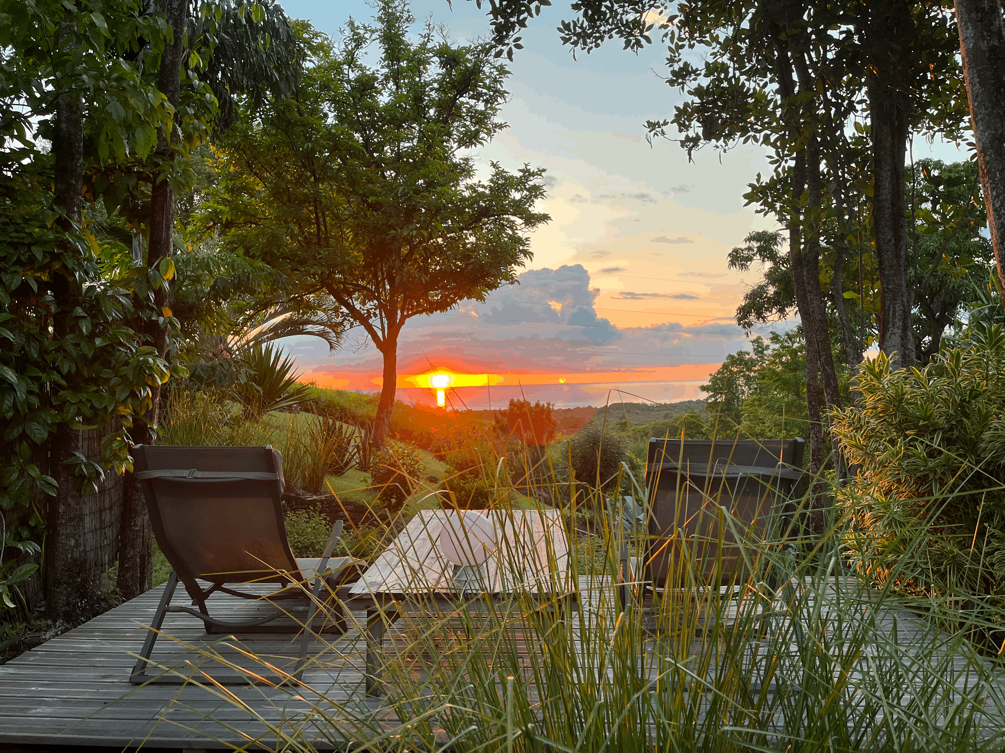 Magnifique coucher de soleil sur la mer des caraïbes depuis le country lodge en guadeloupe