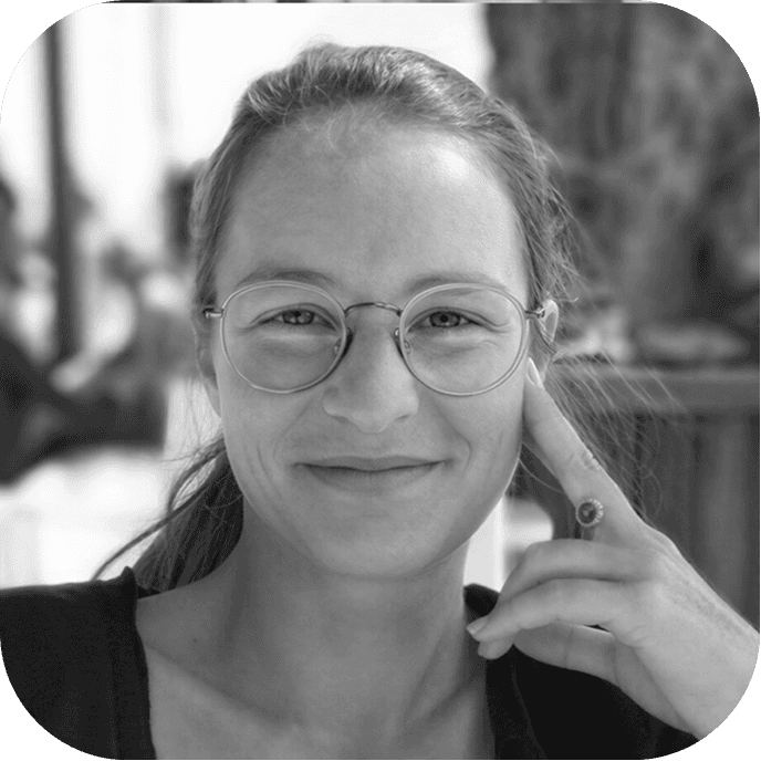 Portrait noir et blanc d’une intervenante