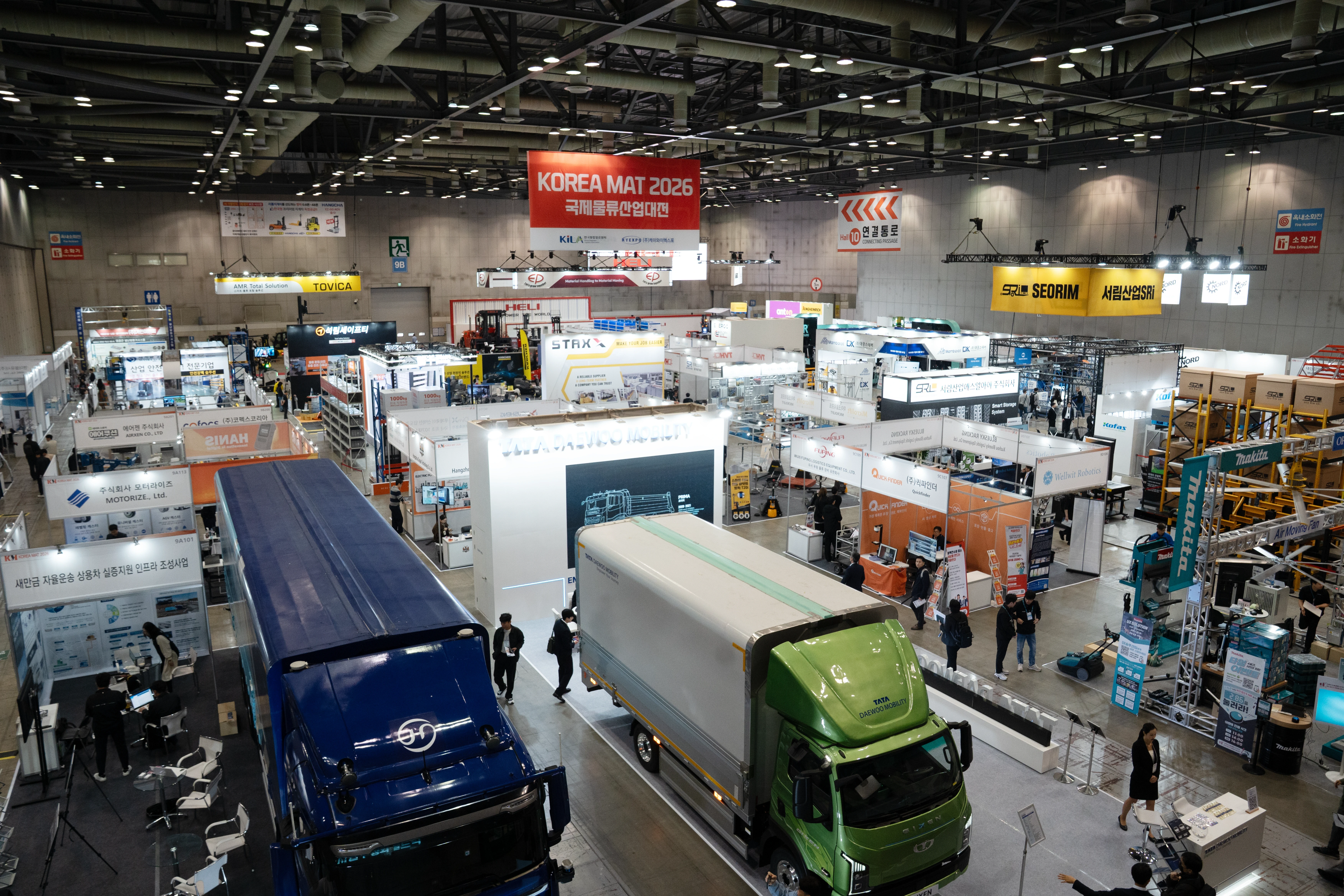 전시장 내부에 들어서자 지게차 제조사부터 물류 차량 브랜드, SCM 플랫폼 기업, 육상 및 해상 운송사, 그리고 물류 자동화 및 로봇 전문기업까지 한 자리에 모여있었습니다. 한쪽에서는 자율주행 운송 차량이 있었고, 다른 부스에서는 피지컬 AI의 시연이, 또 한쪽에서는 AI가 물류 흐름을 예측하는 시연이 이어졌습니다.