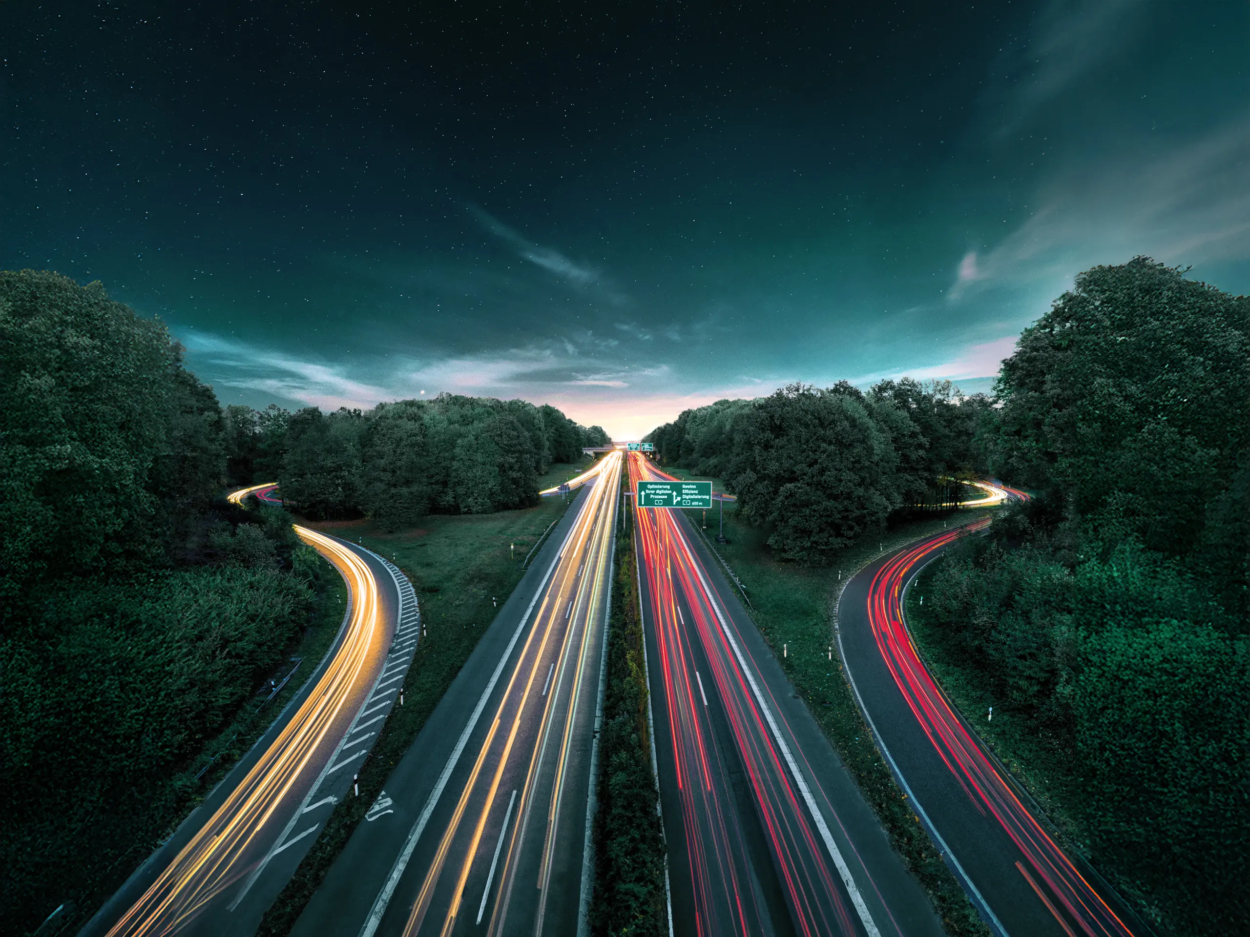 Langzeitbelichtung einer Autobahn