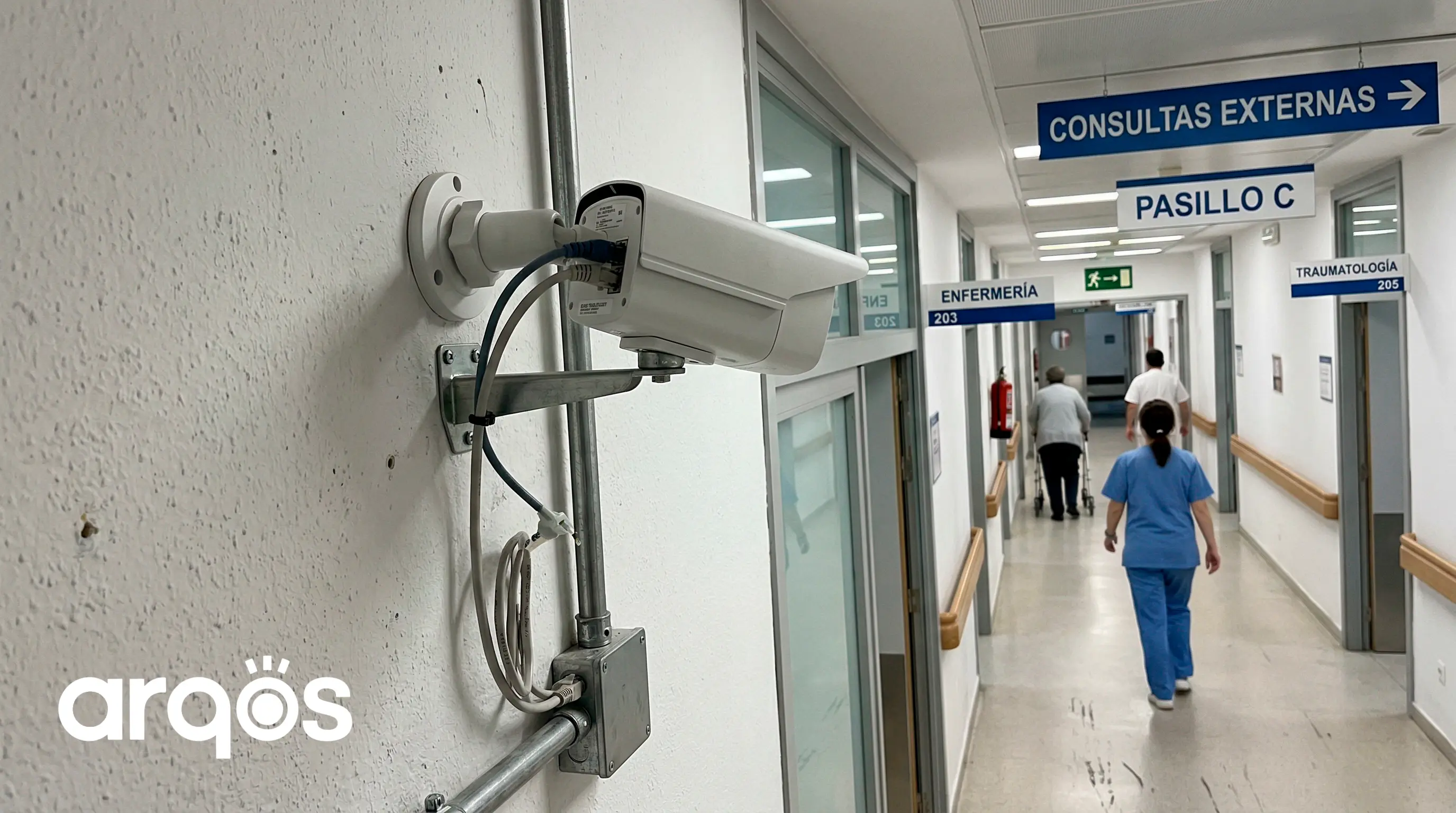 Instalación profesional de sistema de videovigilancia en hospital, con cámara IP de alta resolución para monitoreo continuo en pasillos y áreas clínicas.