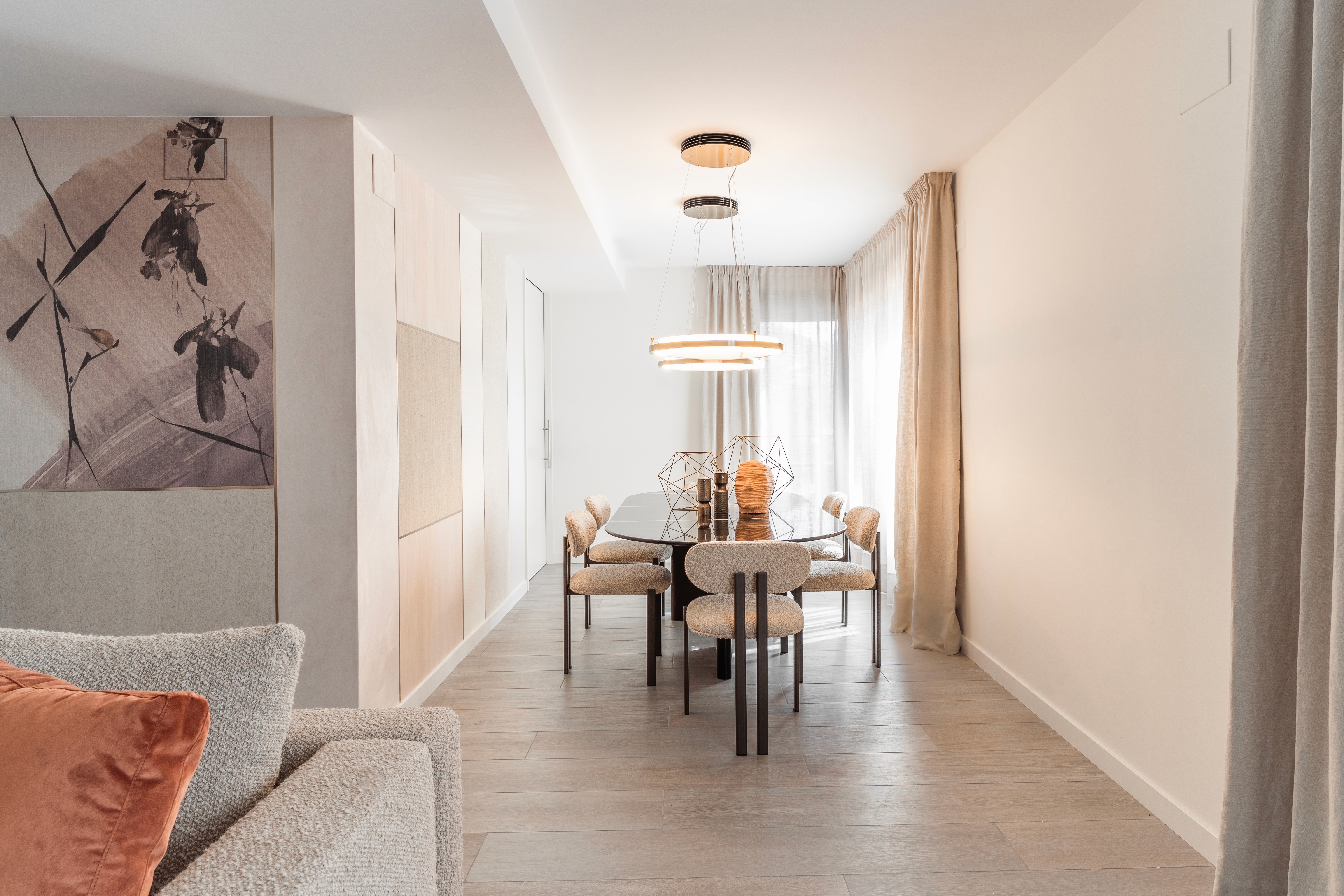 Zona de comedor con mesa de mármol oscuro y lámparas colgantes