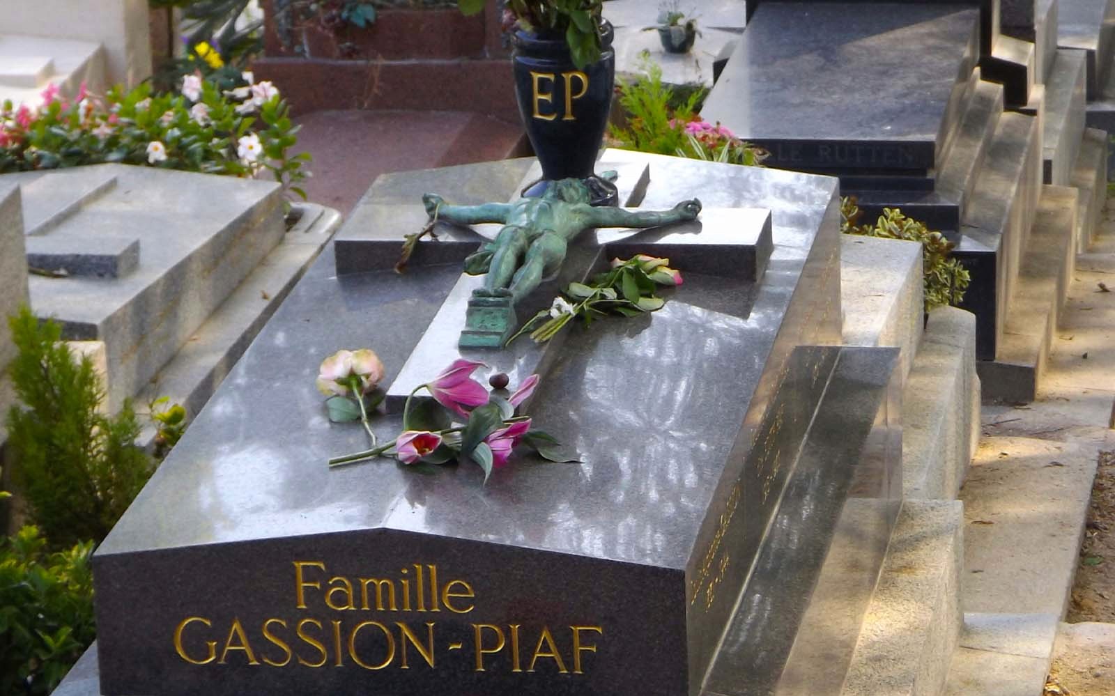 Gravstedet til Famille Gassion-Piaf med blomster på Père Lachaise-kirkegården, Paris.