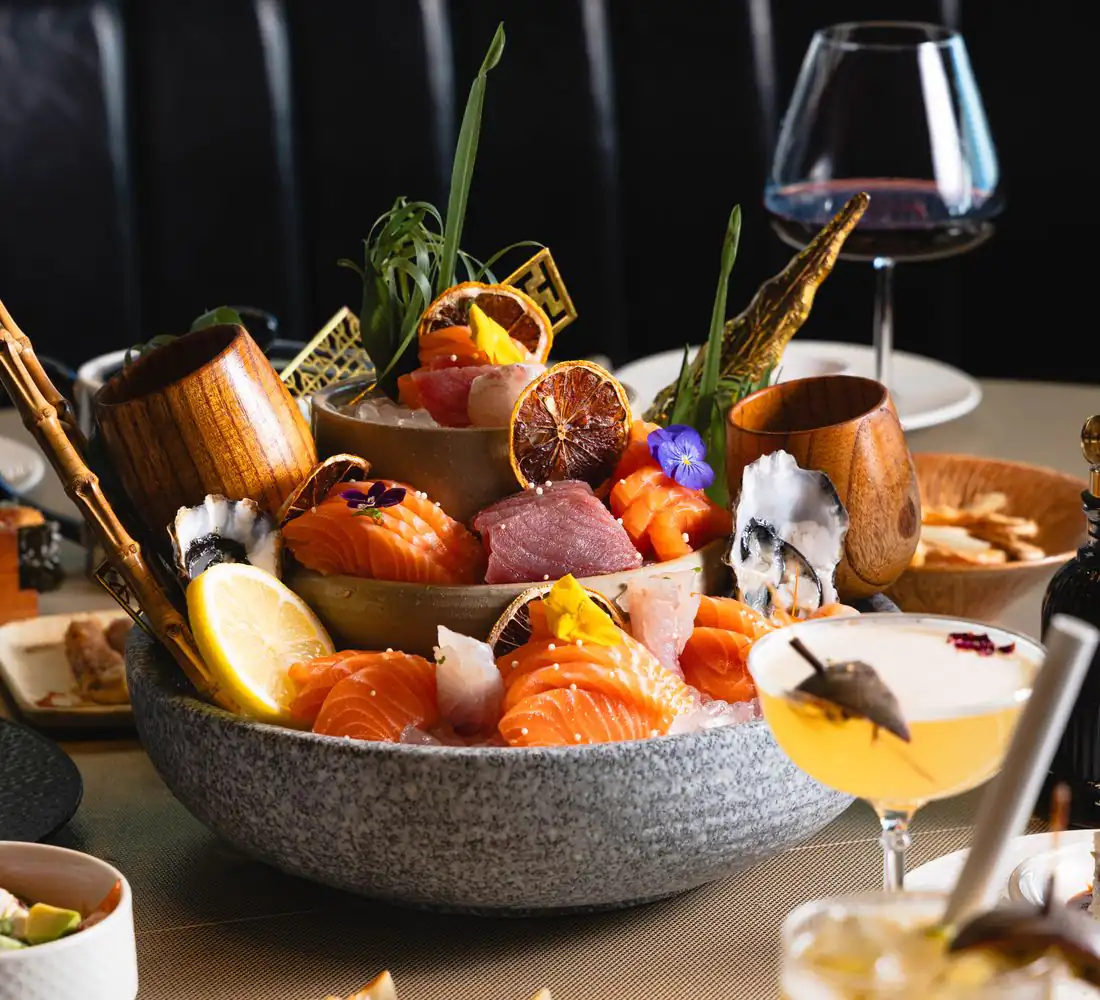 Buttoned leather banquette and sashimi platter on ice, Sushi Club Pontault-Combault