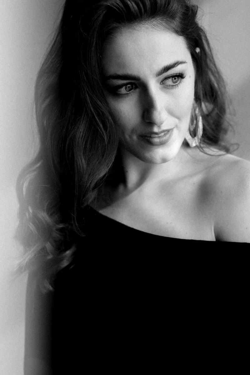 Sensual boudoir photography by Ramona, highlighting self-love in Solothurn.