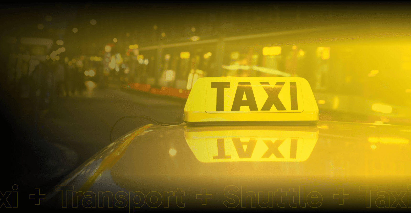 Gelbes Taxischild auf dem Dach eines Taxis bei Nacht vor unscharfen Stadtlichtern.