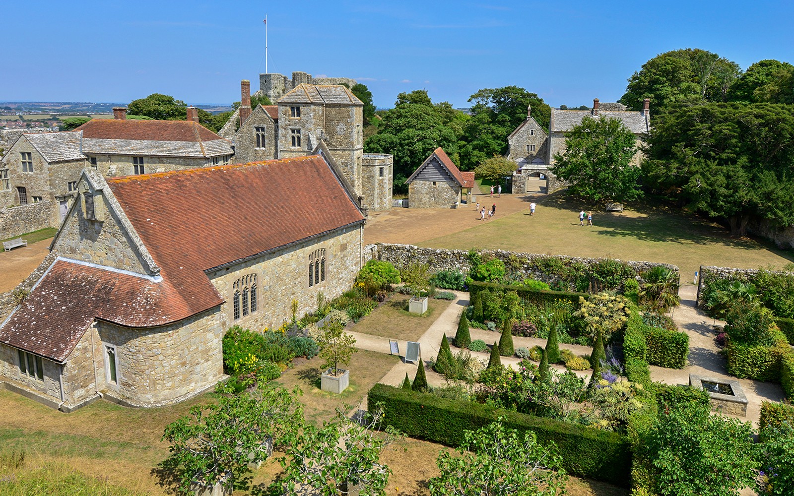 在晴朗的天气里游览卡里斯布鲁克城堡花园和历史建筑，位于怀特岛。