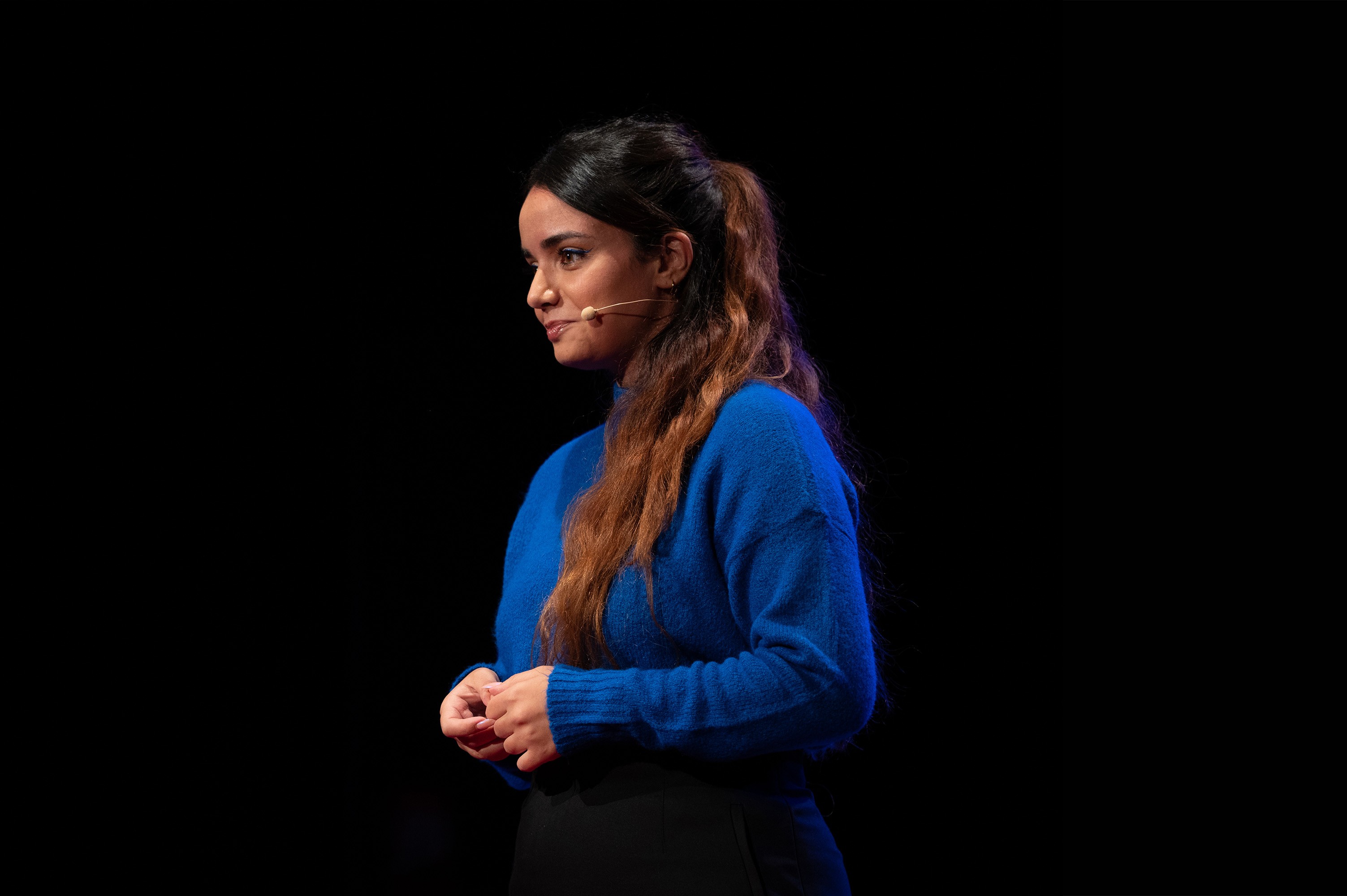 Photo de Sarah Oirdighi, Founder de l'agence de personal branding COLORS dans une conférence TEDX.