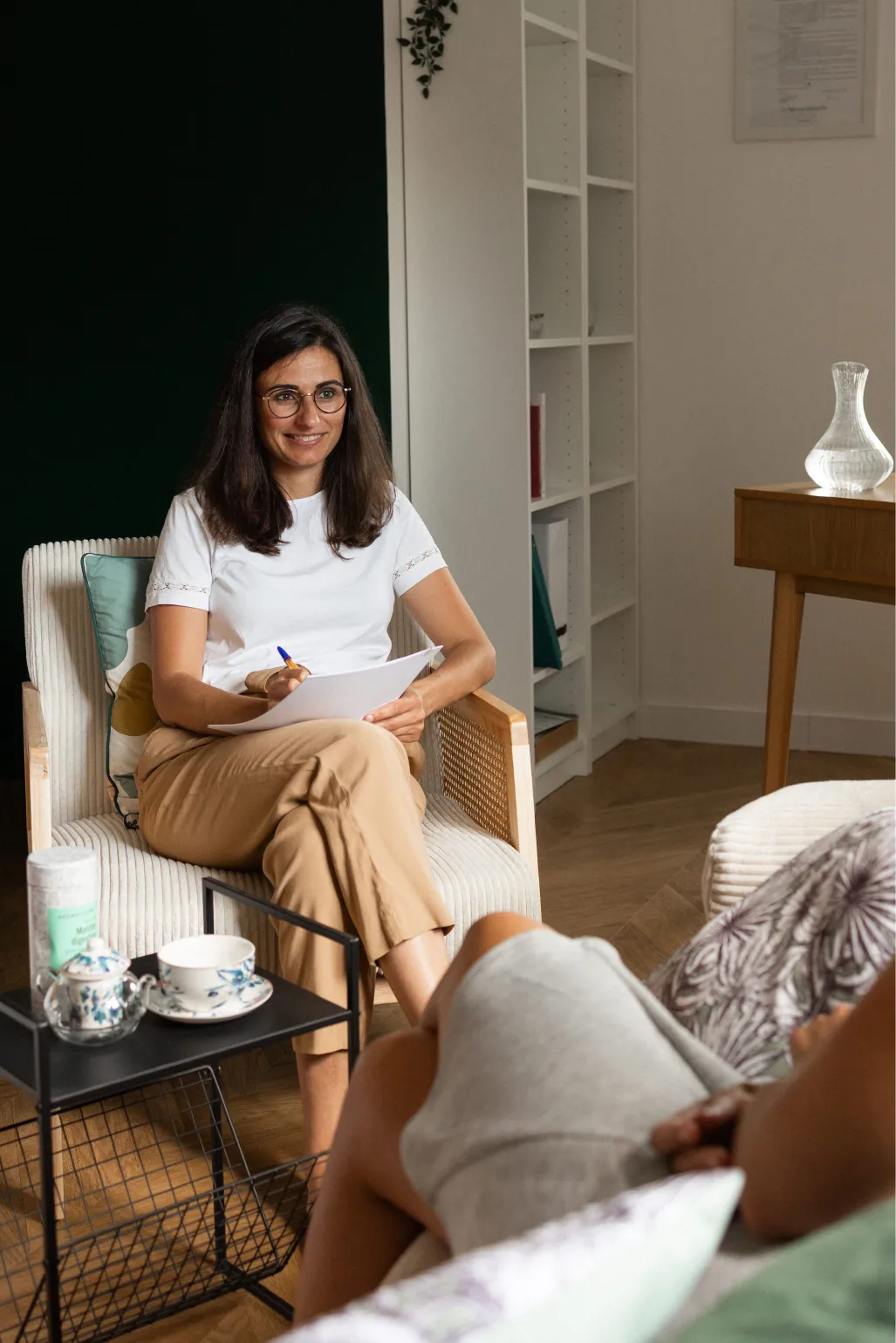 Camille Murillo, naturopathe à Tours, en consultation de naturopathie dans son cabinet