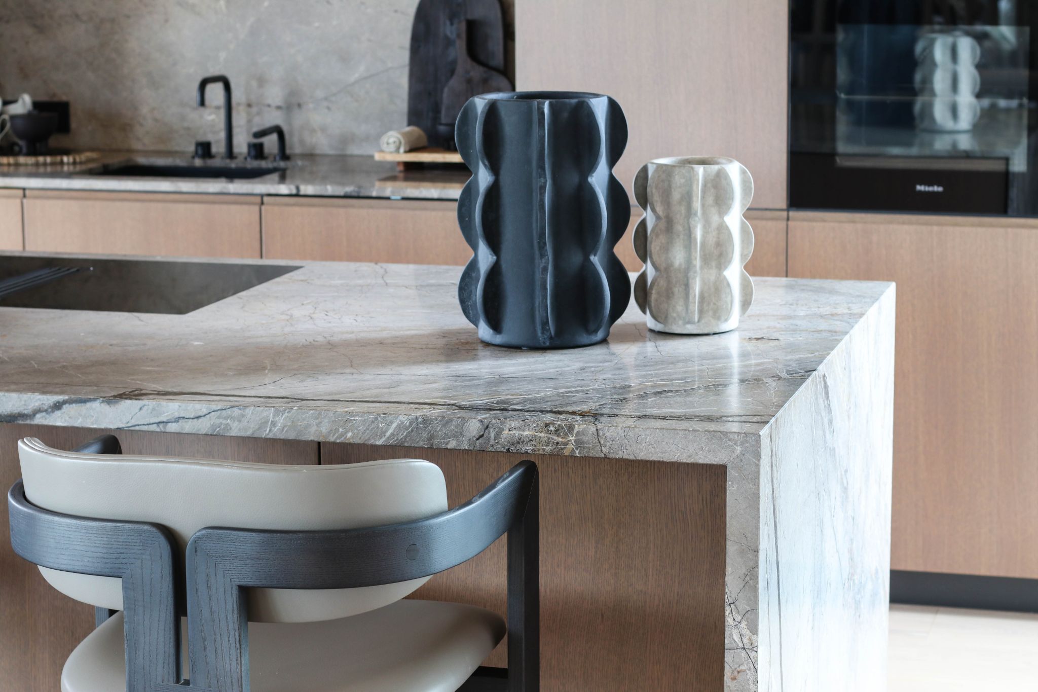 Silver roots quartzite eldhúseyja með tveimur keramíkvösum og hlýjum beige grunnlitum