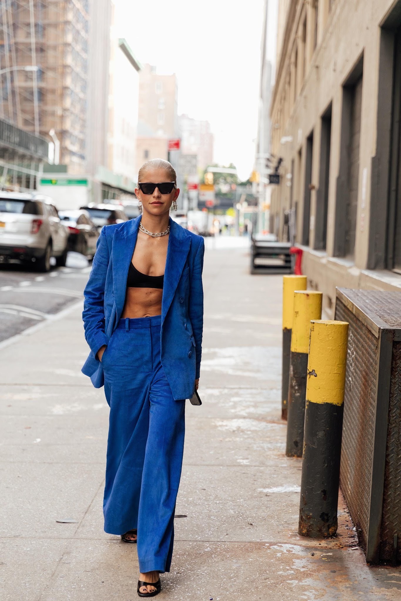Caro Daur trägt bei der New York Fashion Week einen Statement-Anzug von diesem High-Street-Retailer | Vogue Germany