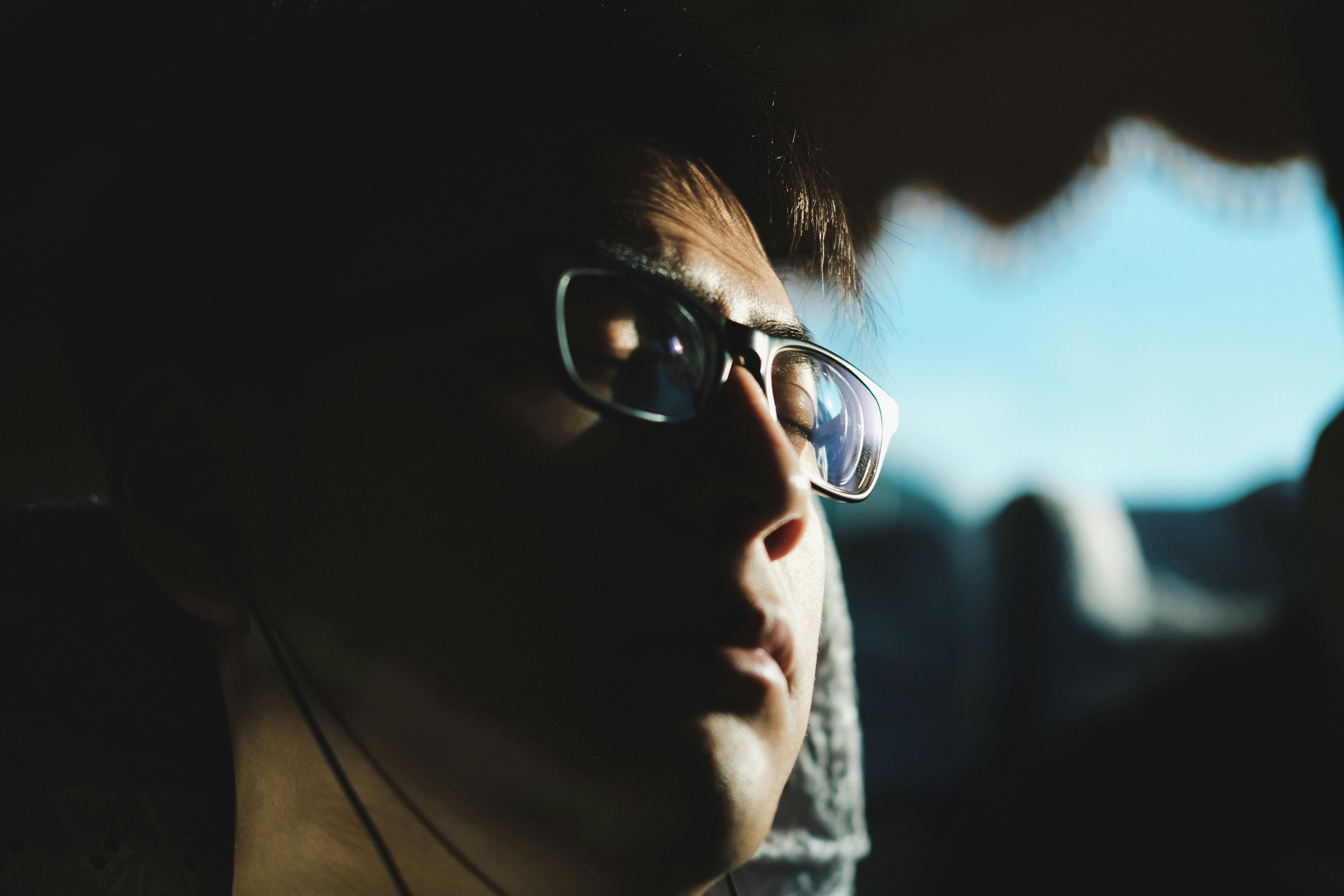 man using headphones to listen to ibooks