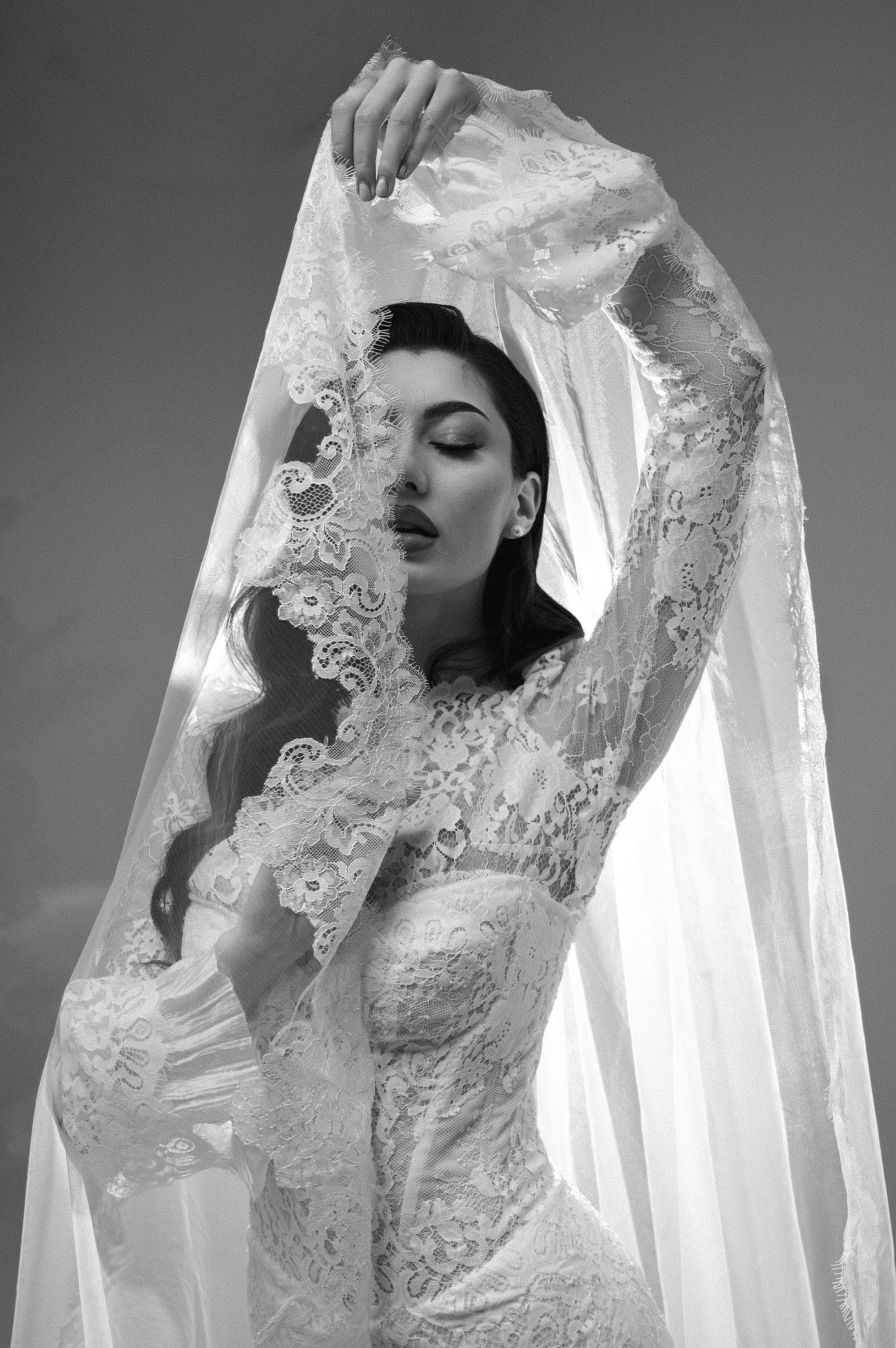 Fotografie alb negru cu mireasa inaintea zilei de nunta