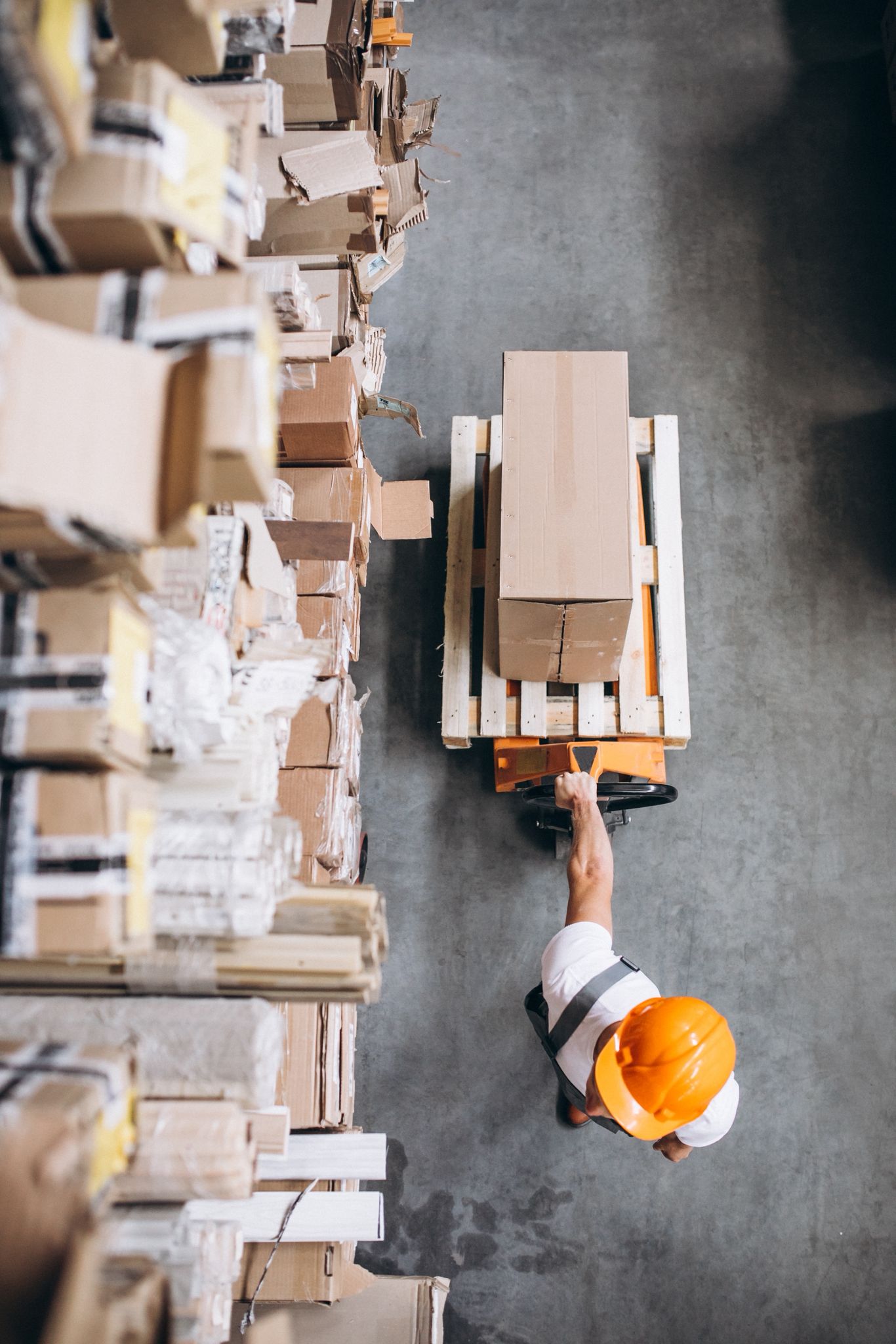 préparation de commandes dans un entrepôt logistique e-commerce