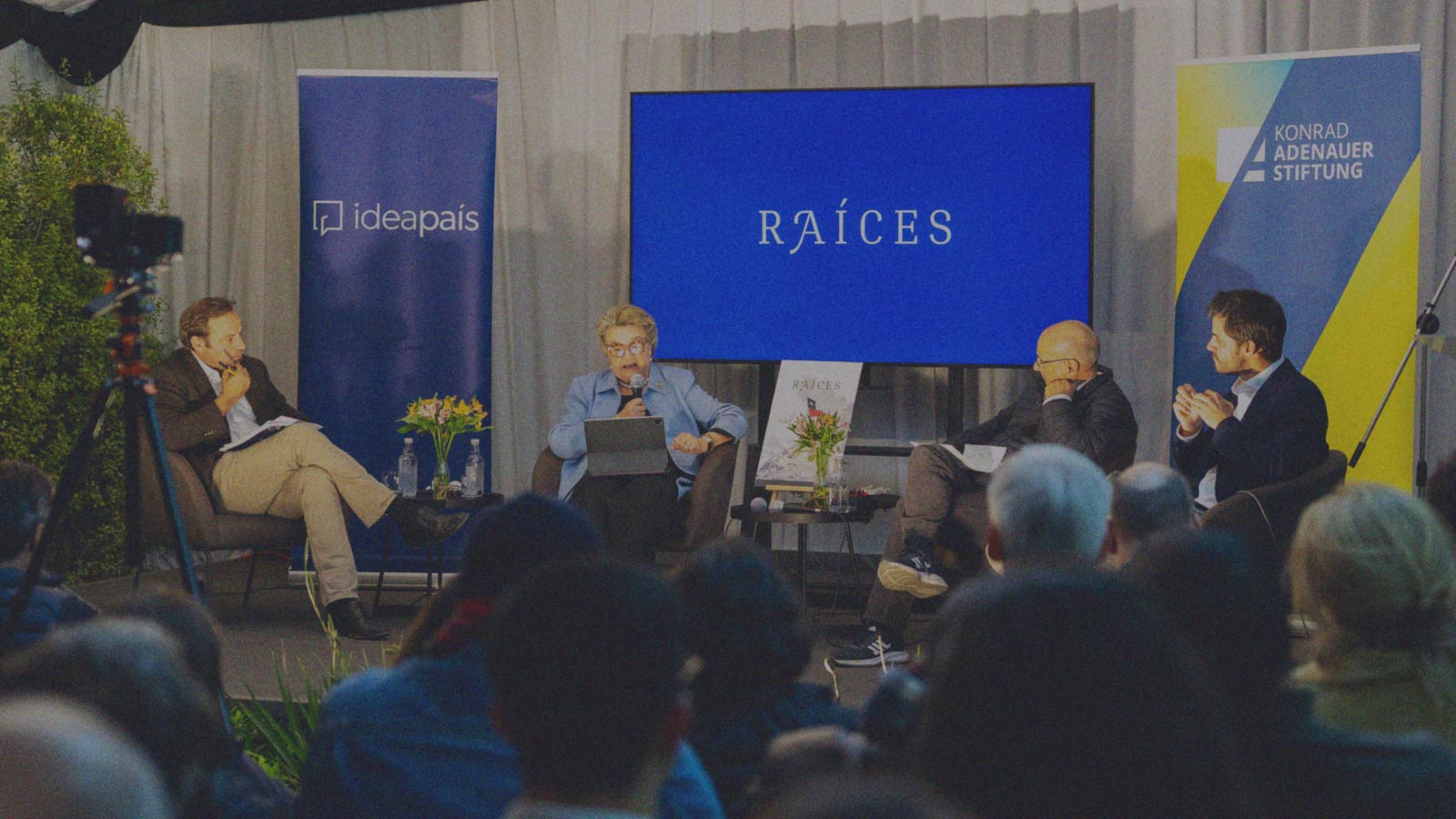 Foto de Cristián Stewart, director Ejecutivo de IdeaPaís, junto a participantes del panel en el marco del lanzamiento de la Revista Raíces N°8 «Ideas de la Libertad» de IdeaPaís.