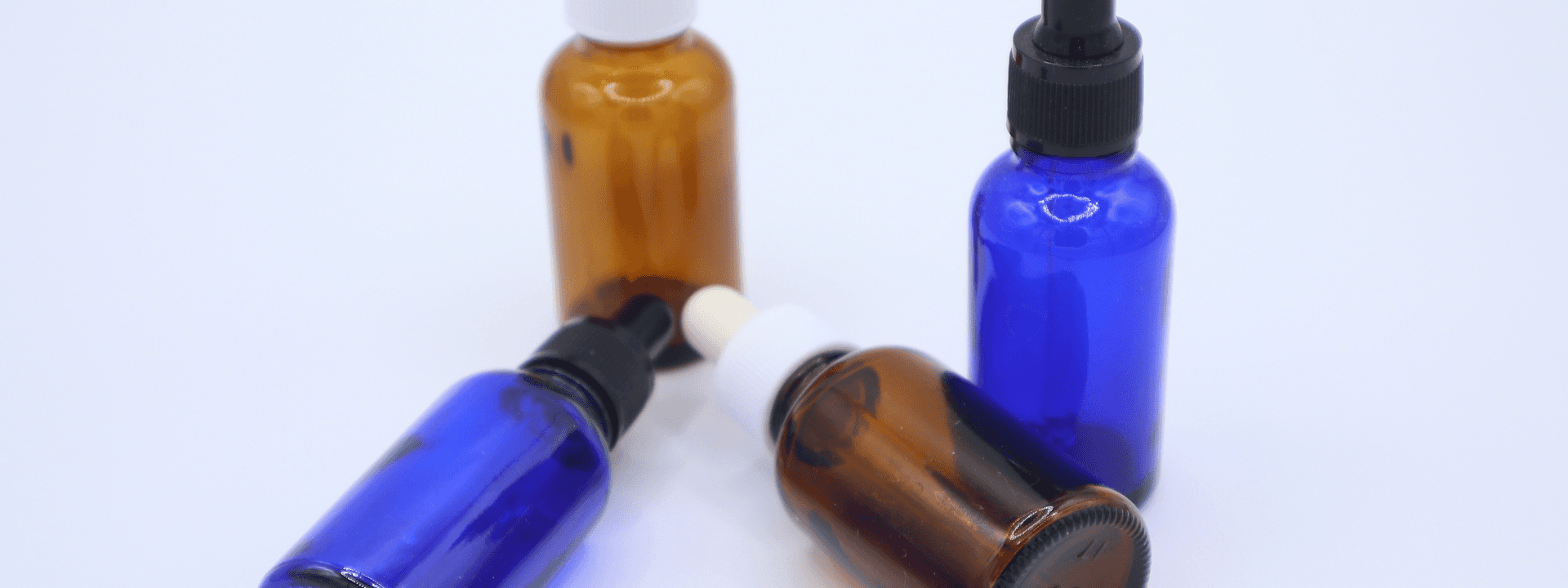 小さな容器に入った化粧品