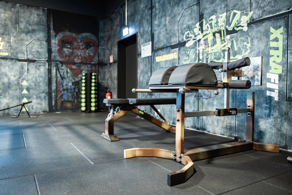 Kraft-Bereich im XTRAFIT Mainz mit Glute Ham Developer und motivierender Wandgestaltung.