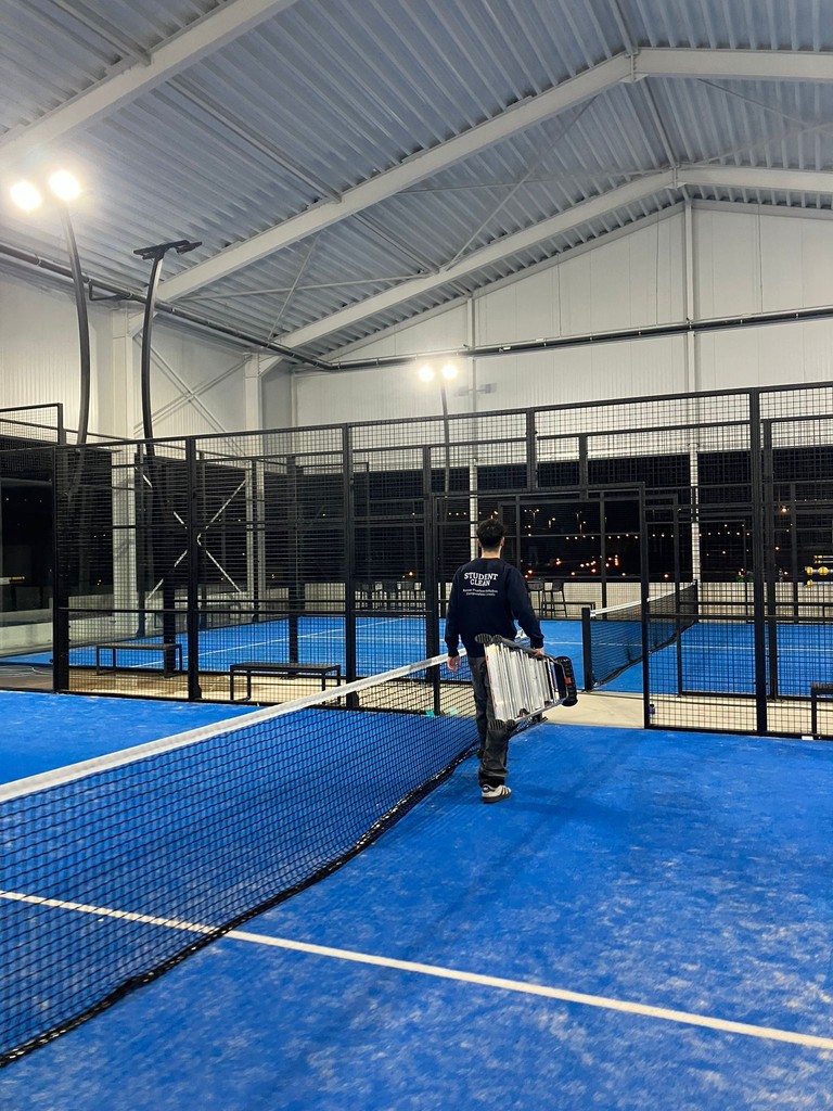 Glaswanden in een padelhal
