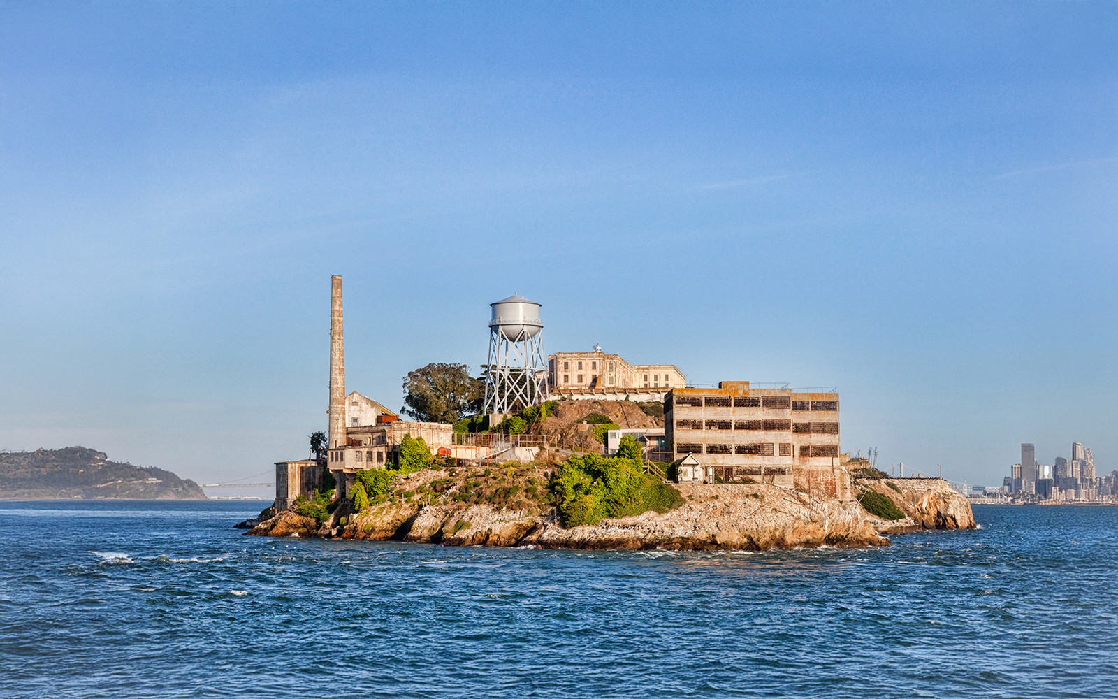 Pulau Alcatraz dengan bangunan penjara bersejarah di Teluk San Francisco, California.