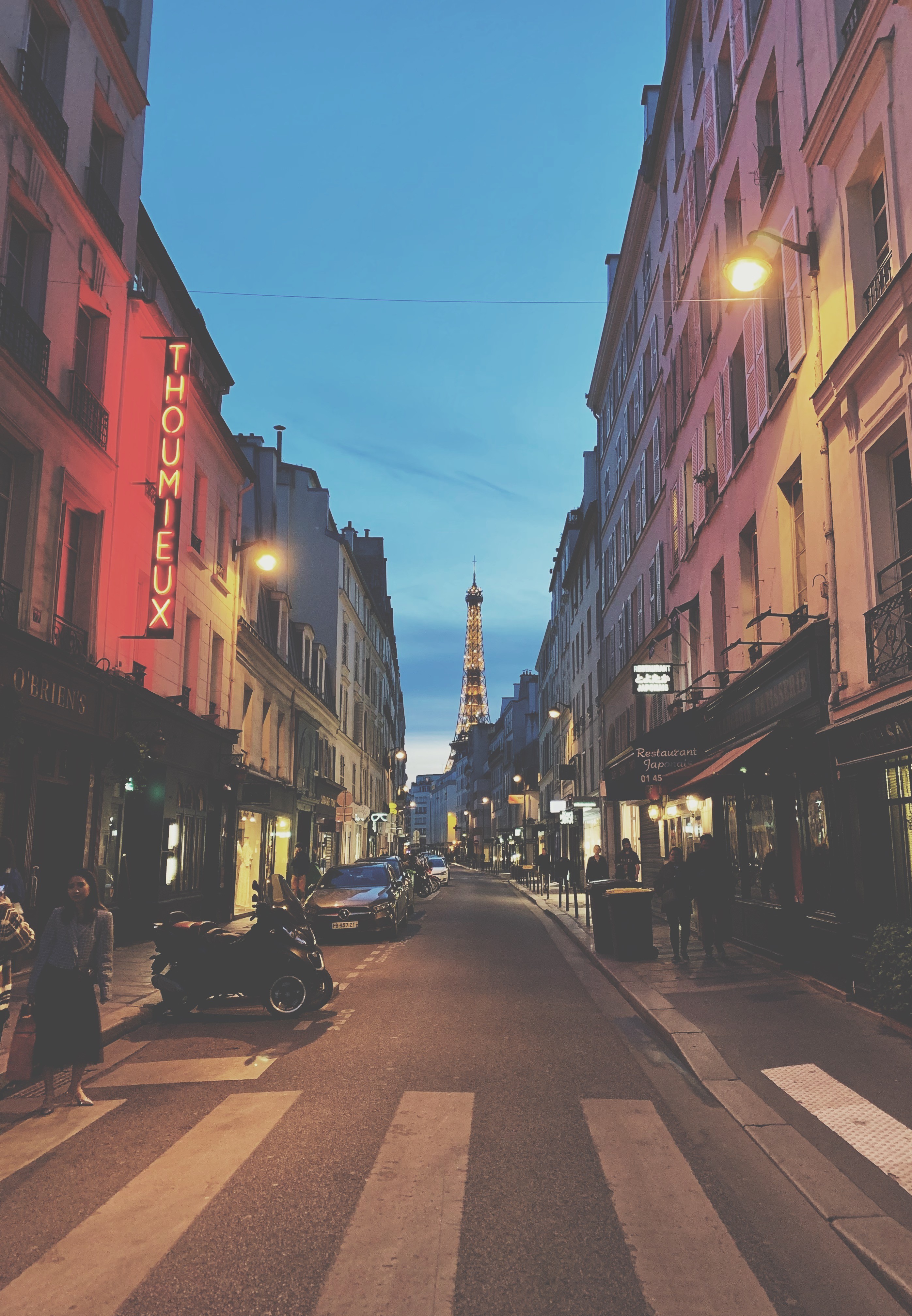 Calles de París con Torre Eiffel asomando