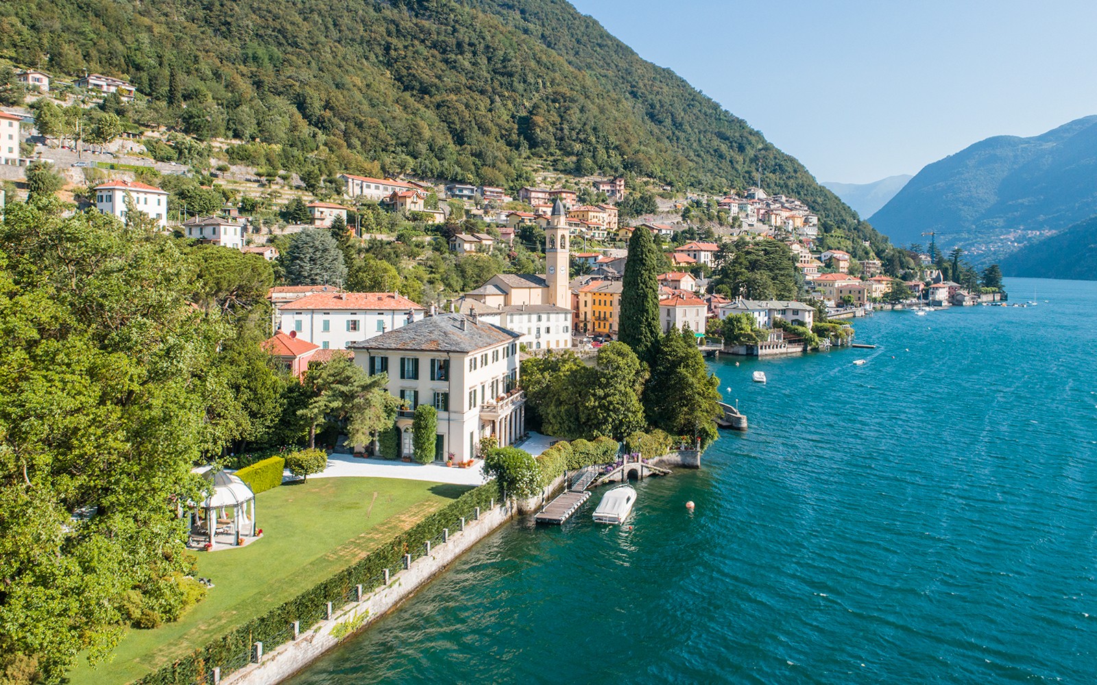 Heimili George Clooney við Lago di Como á Ítalíu, með fallegu vatnsbakkaútsýni og fjallahliðarbæ.