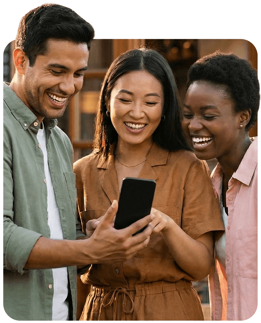 Três amigos sorrindo enquanto utilizam o aplicativo da Metha Energia em um smartphone, simbolizando economia e facilidade digital