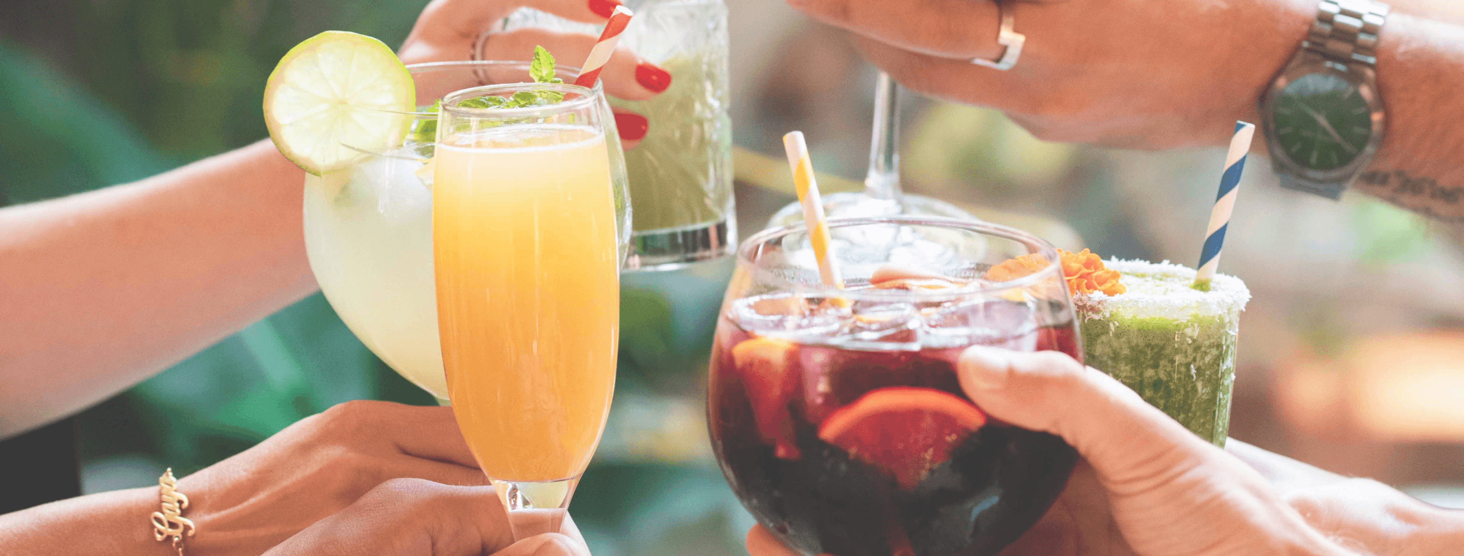 Amics brindant amb còctels i sangria a Faire. Brunch & Drinks, Eixample
