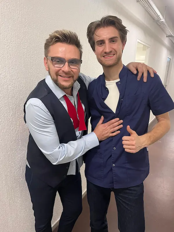 Corentin Raedisch ostéopathe à Saint-Etienne en séance avec Jeanfi Janssens en loge avant son spectacle