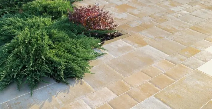 cestička z betonové dlažby