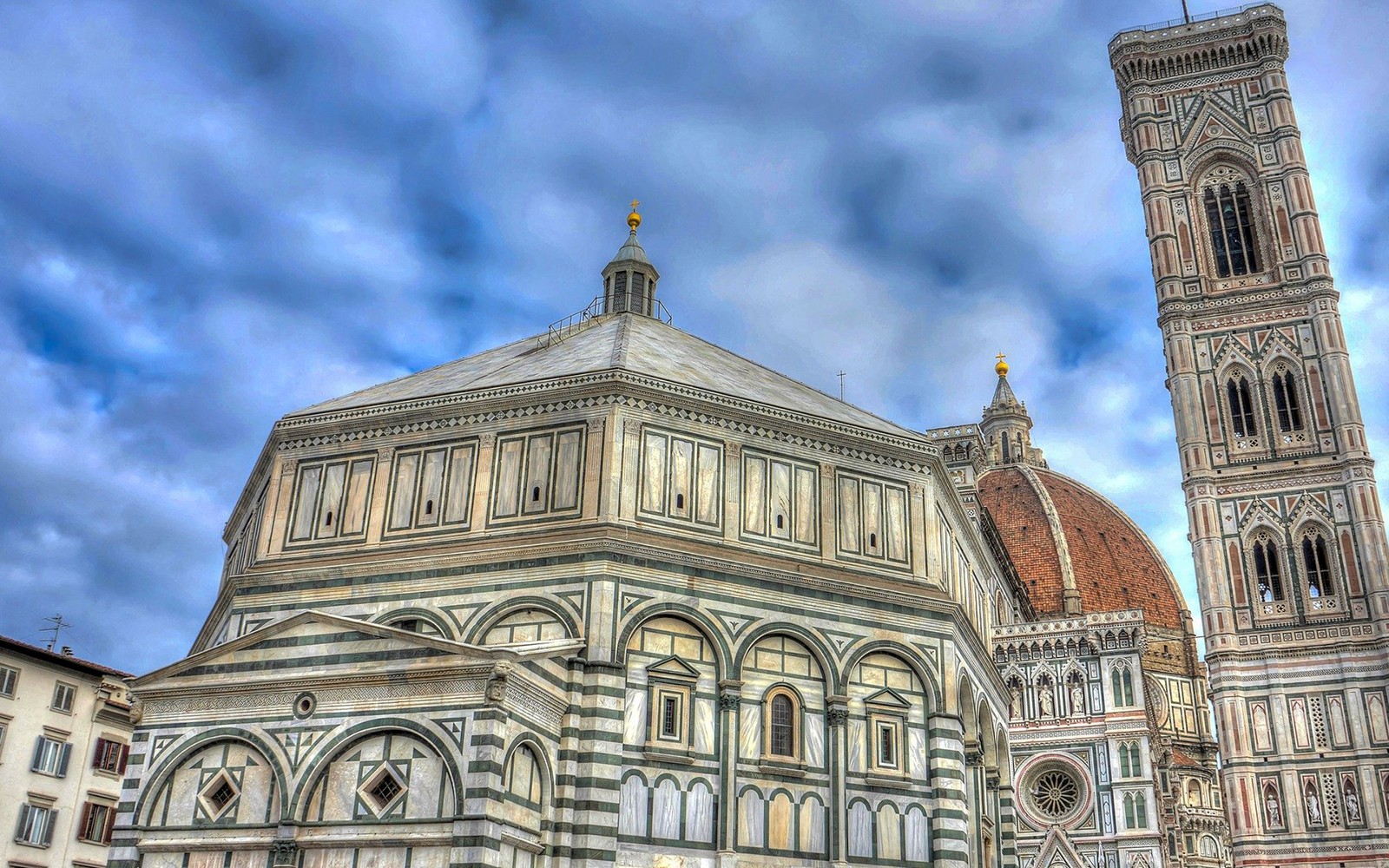 フィレンツェのドゥオーモ広場にある洗礼堂とジョットの鐘楼。