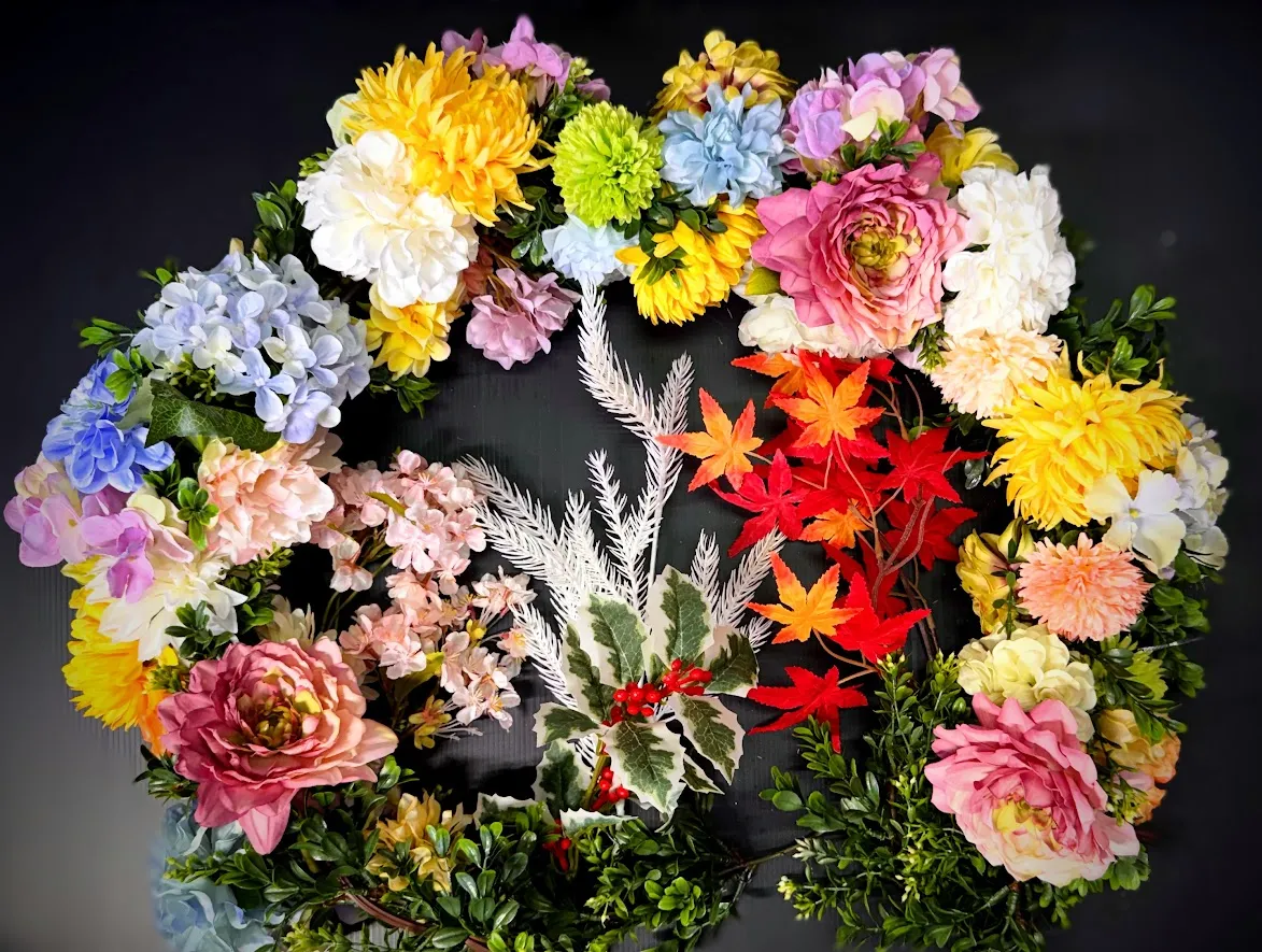 水槽装飾用に用意された造花と装飾植物のパーツ