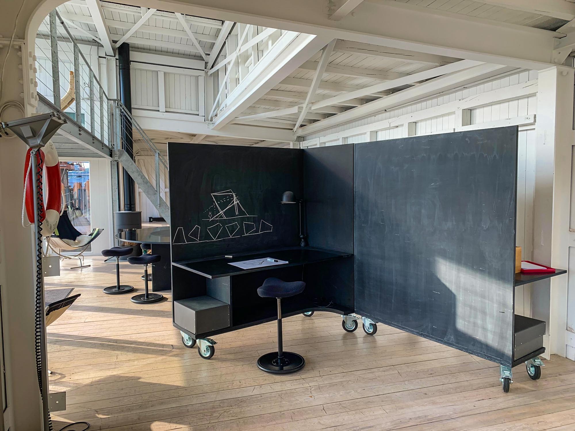 Multifunktionsmodule für Workshops auf dem Ponton von Design for Human Nature in Hamburg auf der Elbe.