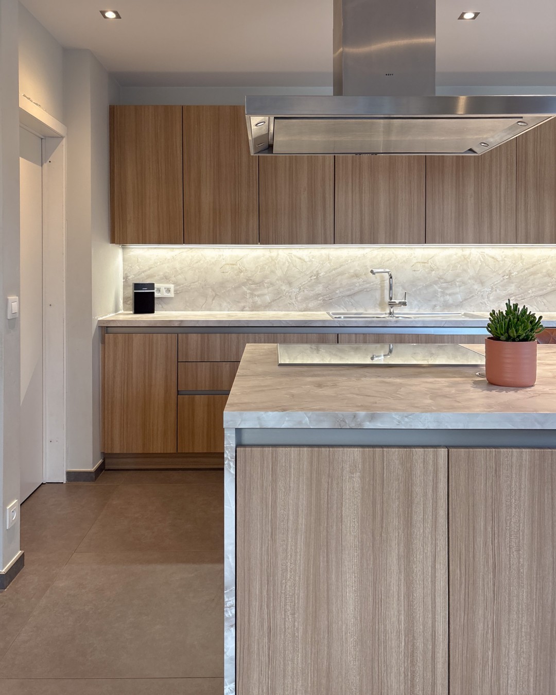 Gewrapte keuken in Tessenderlo Vlaanderen zonder breekwerk in houtlook