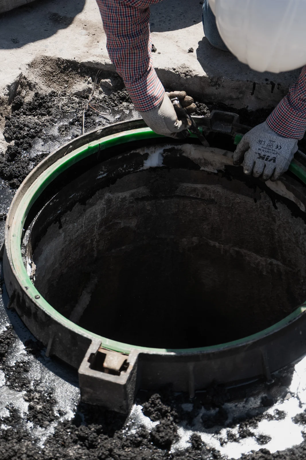 FIX-ROAD seco alrededor del brocal durante la retirada del molde