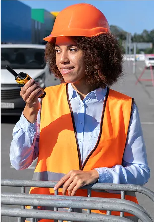 Stagiaire équipé en gilet réfléchissant sur zone technique.