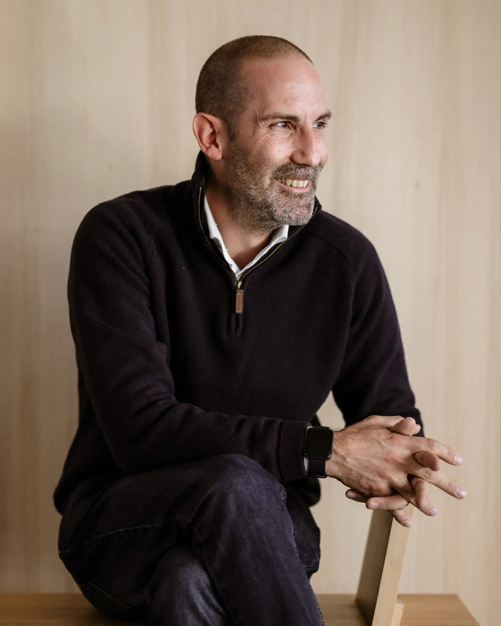 Portrait de Guillaume Brabant, formateur Compani, assis et souriant