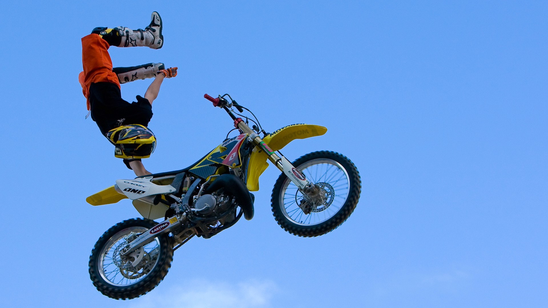 Solo athlete in defiant motion. Cover image for Solo Leadership Is Expensive. Photo by Mats Soomre. #MomentsBySoomre
