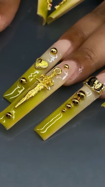 Nails cliente bijoux et jaune