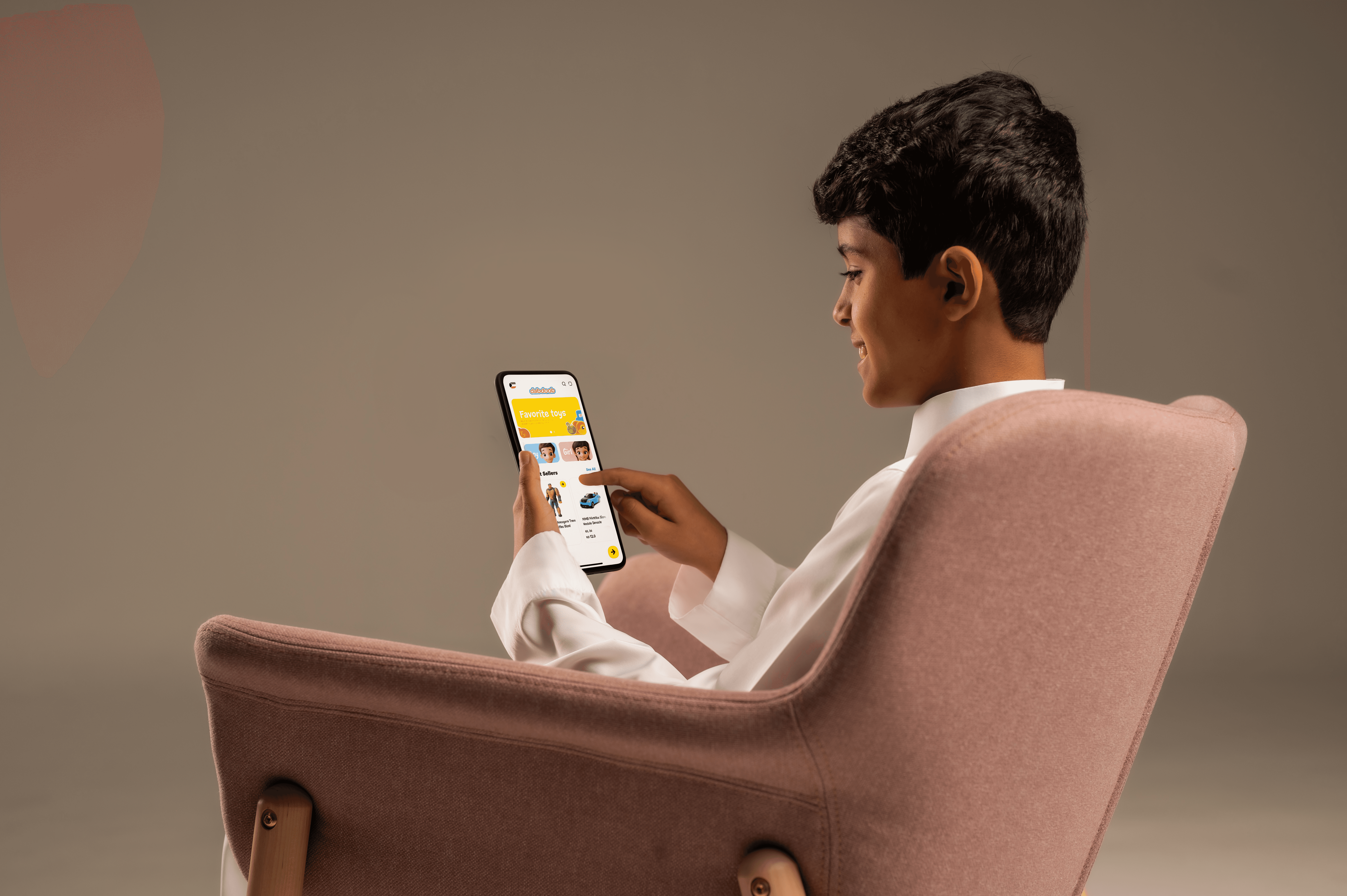 طفل يتصفح تطبيق دبدوب للجوال الذي طورته نيزك