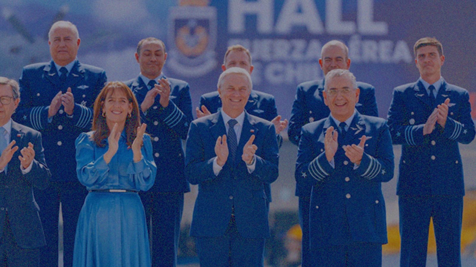 Foto de María Pía Adriasola junto a José Antonio Kast, en la columna de opinión La primera dama y el poder del servicio de IdeaPaís.