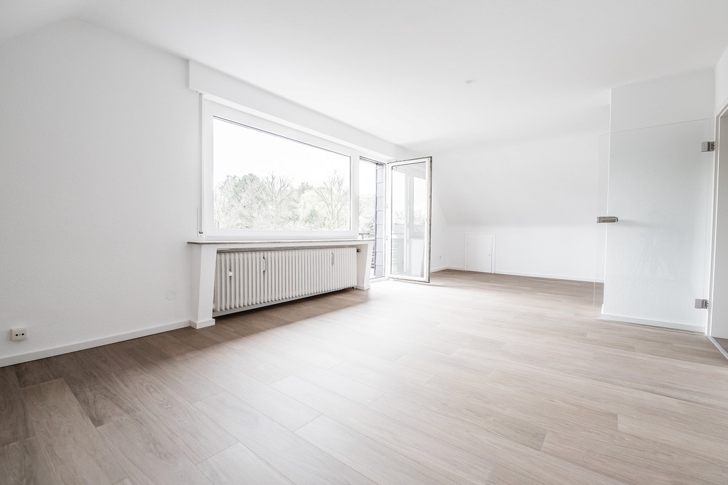 Renoviertes Zimmer mit zwei Fenstern im Wohnprojekt Goethestraße, lichtdurchflutet