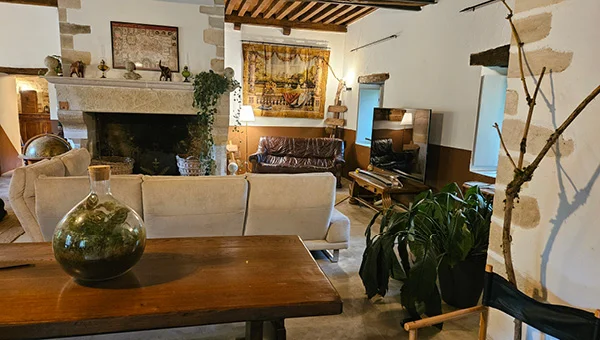 Salon du gîte avec décoration vintage et objets de cinéma à La Tuilerie du Cinéaste
