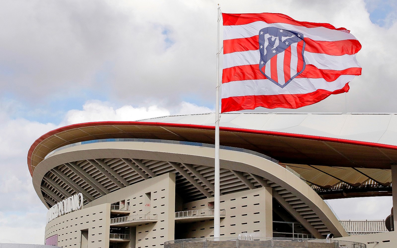 Exterior do estádio Cívitas Metropolitano com a bandeira do Atlético de Madrid.