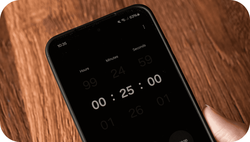 Smartphone timer set to 25 minutes, illustrating the standard work interval of the Pomodoro Technique.