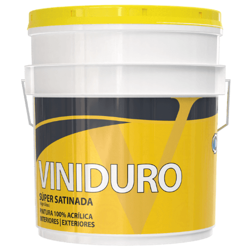 A smilintg girl holding books