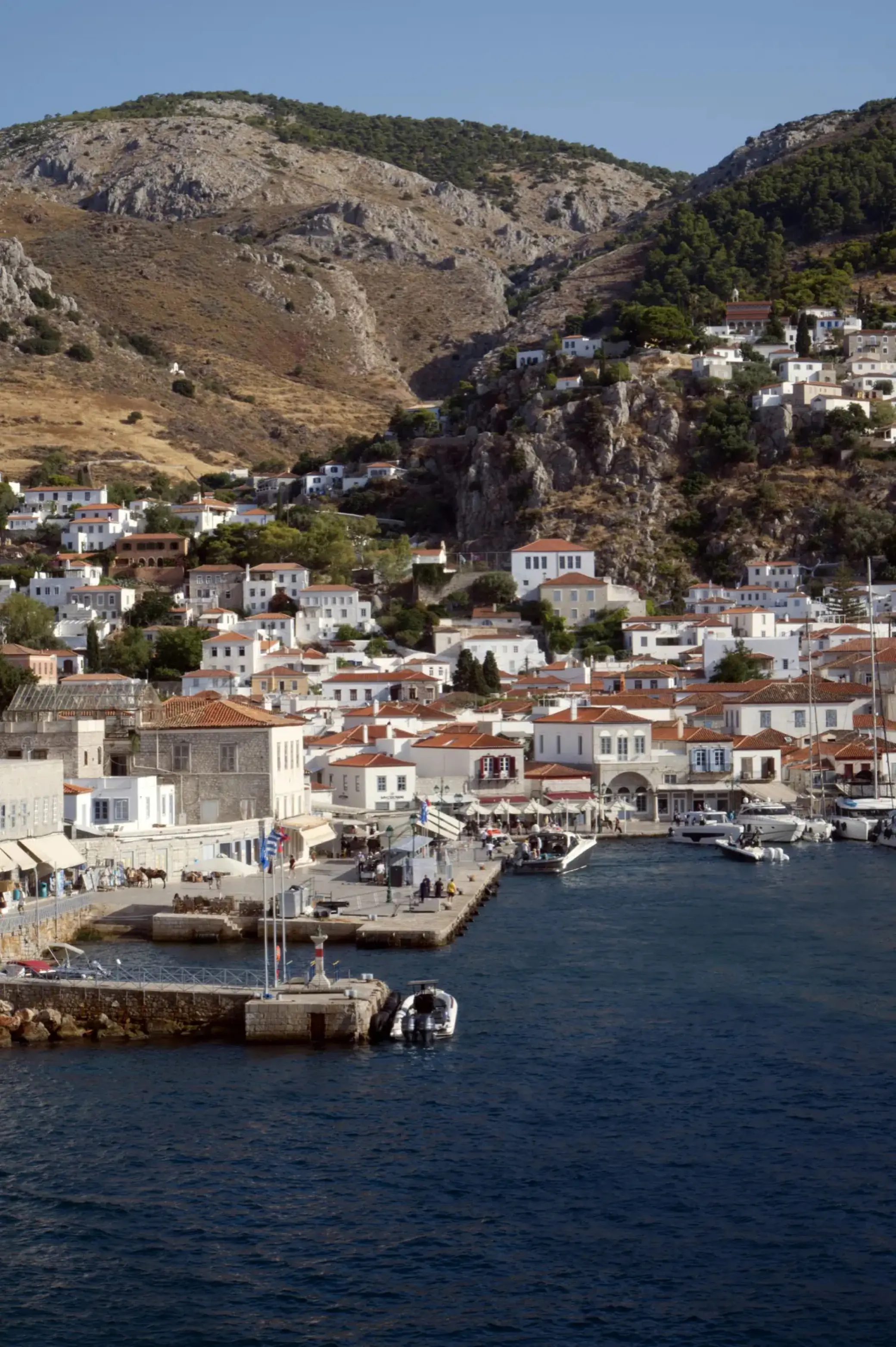 Le port d’Hydra et ses maisons de pierre étagées au-dessus du quai
