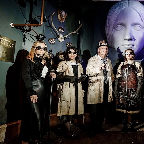 赛博朋克风格的人们穿着奇异的服装,出现在玛丽·雪莱巨大头像的雕像前