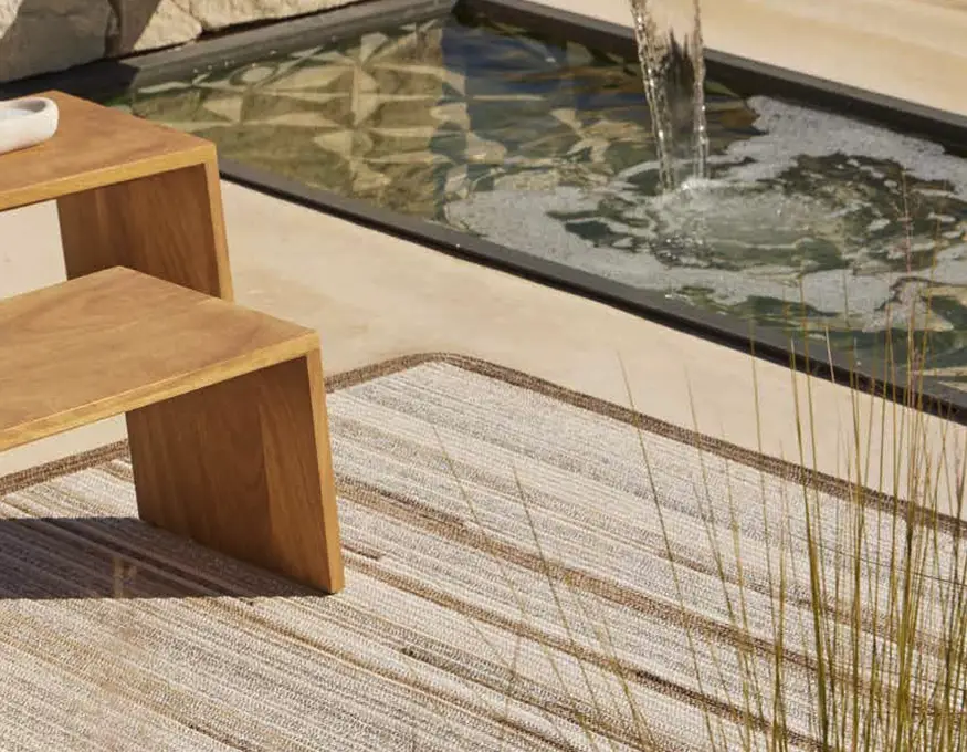 Alfombra de exterior con piscna Naturtex | ábc concept