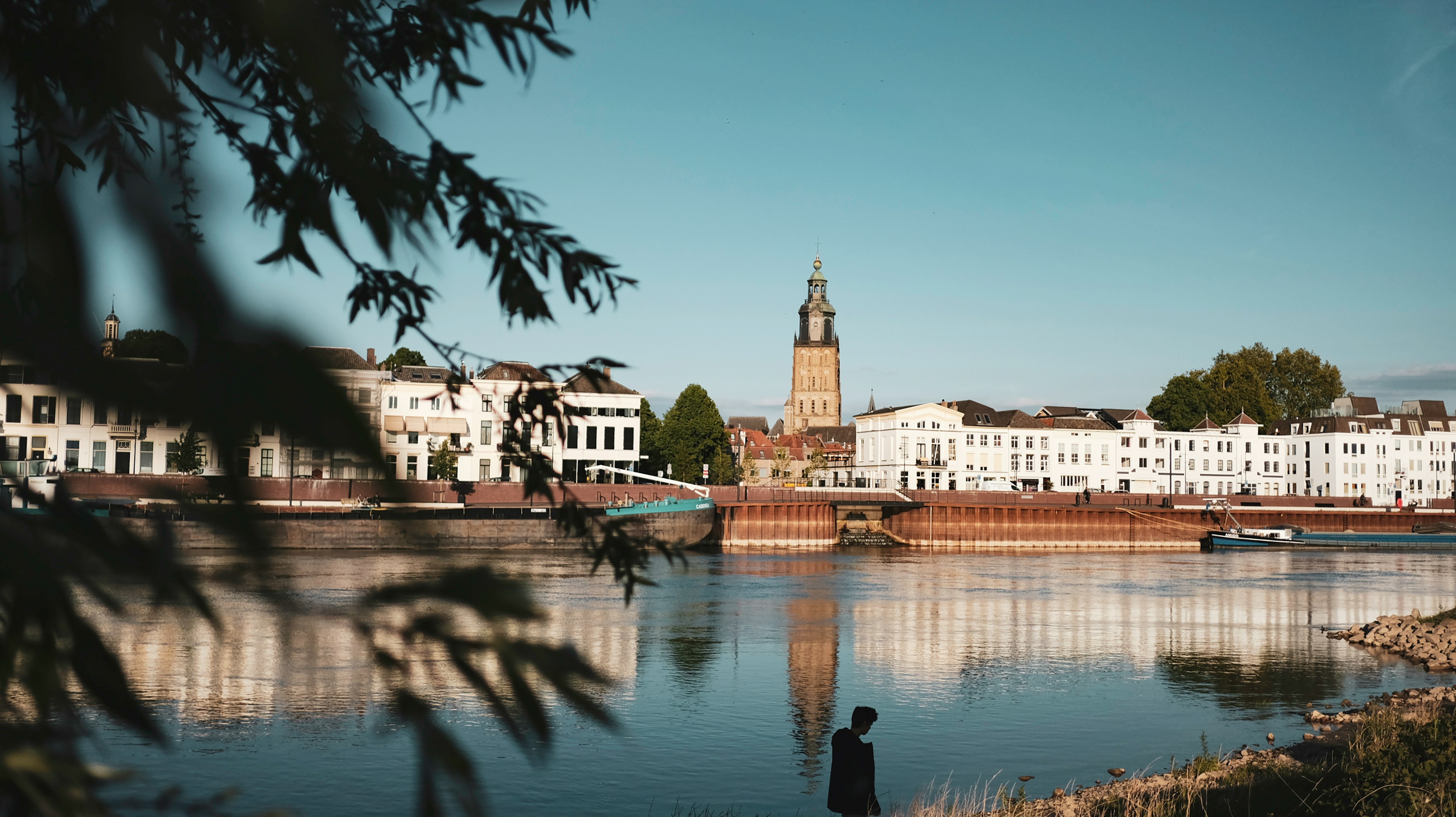 Zicht op de IJsselkade en historische binnenstad van Zutphen, het werkgebied van verhuisbedrijf Verhuisteam Blauw.