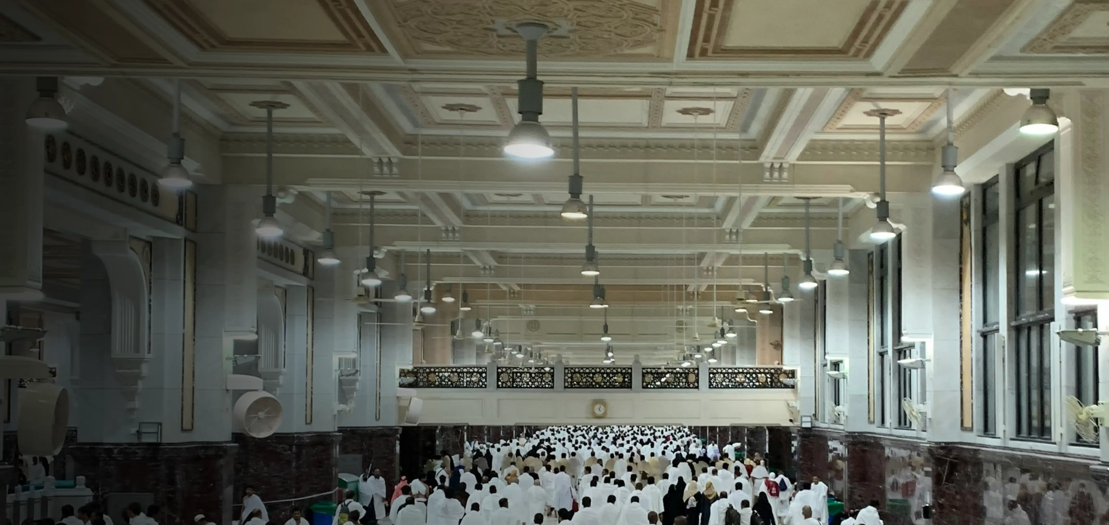 Pelgrims die de sa'i verrichten tussen safa en marwah in Mekka